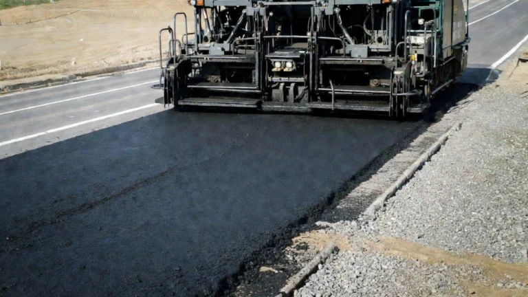 асфальтоукладчик за работой